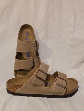 Birkenstock Arizona Sandals in Tabacco Brown. EU 38, US Women 6 US Men 4